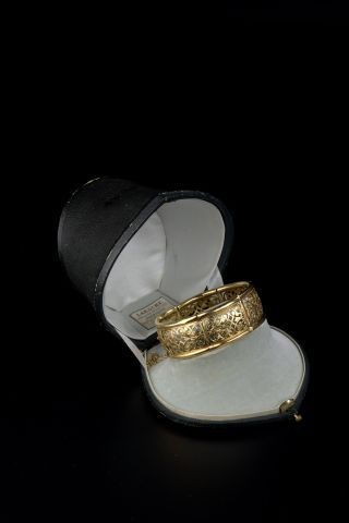 null Bracelet articulé en or jaune 18k composé de sept maillons ajourés à décor de...