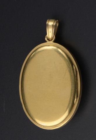 null 18k yellow gold medallion pendant with an oval onyx plaque surrounded by a line...