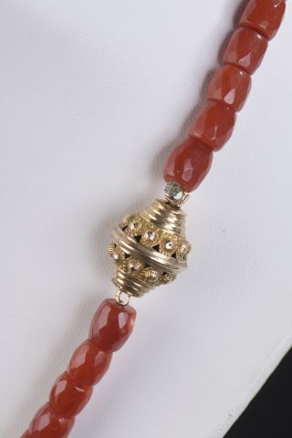 null Half set in 18k yellow gold and red coral comprising :

- Necklace composed...
