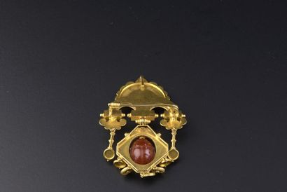 null Broche-pendentif en or jaune 18k dans le goût de l'Égypte antique à décor fleuri...