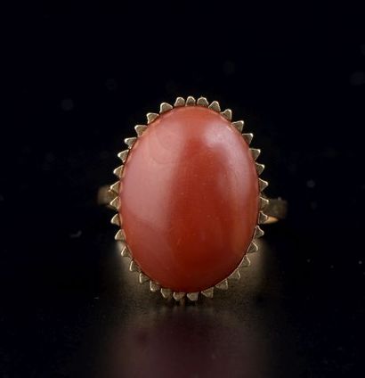 null Yellow gold ring 18k decorated with a large cabochon of red coral.

Italian...