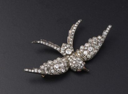null Brooch in 18k gold and 800 thousandths silver depicting a swallow entirely set...