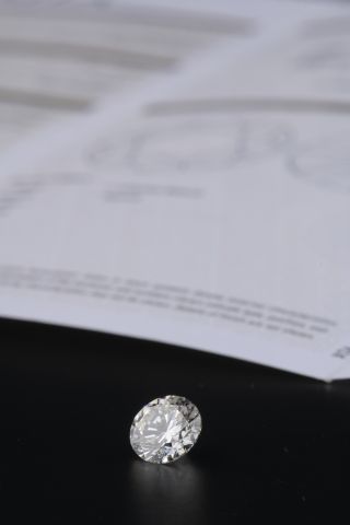 null Diamant sur papier de forme ronde et de taille brillant 

accompagné d'un rapport...