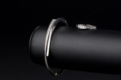null *Demi-parure en or gris 18k comprenant un bracelet jonc ouvrant et une bague,...