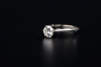 null *Bague solitaire en or gris 18k griffée d’un diamant rond taille brillant 

d’environ...