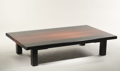 null Table basse en bois laqué noir, le plateau à décor de bandes rouges, piètement...