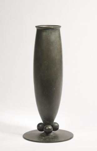 Vase fuselé en bronze à patine brun-vert,...