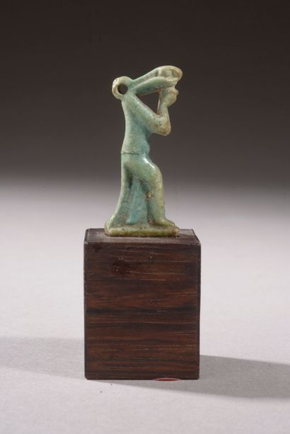 null Amulette représentant le Dieu Uraeus en faïence turquoise (cassure médianne).

Egypte,...
