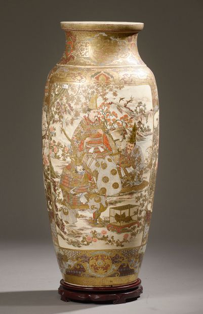 null JAPON, SATSUMA - fin du XIXe siècle.

Grand vase renflé à col étranglé en faïence...