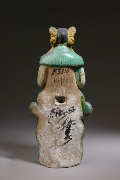 null 
CHINE - Epoque MING (1368 - 1644).


Statuette de Shancai en grès émaillé turquoise,...