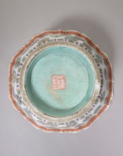 null CHINA - TONGZHI period (1862-1874).

A polychrome enamelled porcelain bowl on...