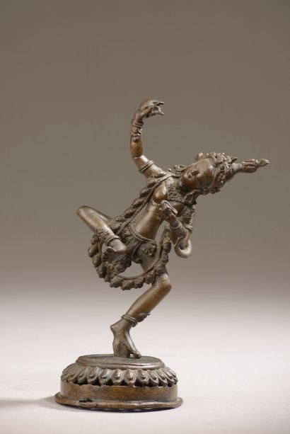 null THAILANDE - XXe siècle.

Divinité en bronze à patine brune dansant au-dessus...