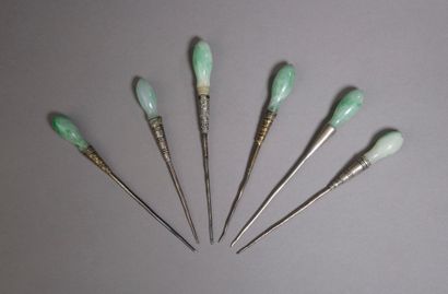 null CHINA - Circa 1900.

Six silver hairpins, the tip in apple green jadeite. 

Length...