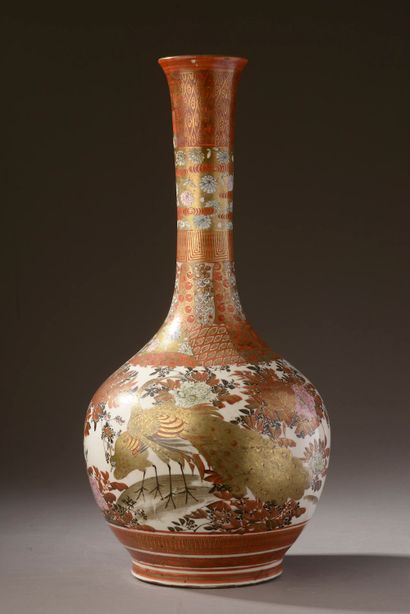 null JAPON, Fours de Kutani - Epoque MEIJI (1868-1912).

Vase bouteille en porcelaine...