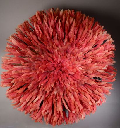 null CAMEROUN.

Coiffe (ou juju hats) en plumes teintées rouge.

Diam. : 71 cm. Hauteur...