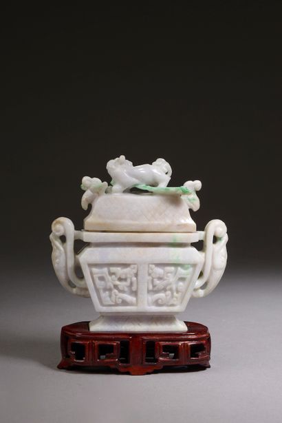 null CHINE - Milieu XXe siècle.

Vase couvert de forme fanghu en jadéite mauve et...