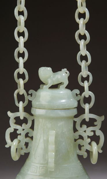 null CHINE - XXe siècle.

Vase à suspendre en néphrite céladon à décor incisé de...