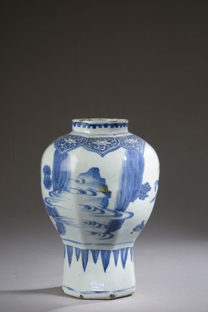 CHINE - Période Transition, XVIIe siècle.

Vase...