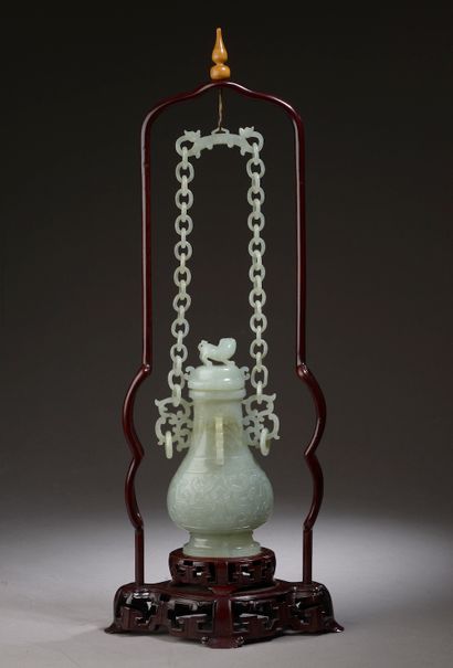 null CHINE - XXe siècle.

Vase à suspendre en néphrite céladon à décor incisé de...