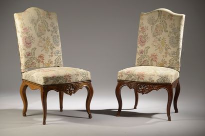 null 
Paire de chaises en bois naturel mouluré et sculpté à décor de coquilles ajourées....
