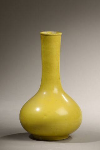Vase bouteille dans le goût chinois en céramique...