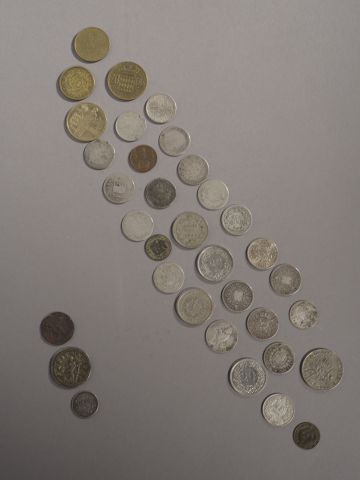 null Lot de 34 monnaies diverses en argent et divers métaux, dont un denier d’argent...