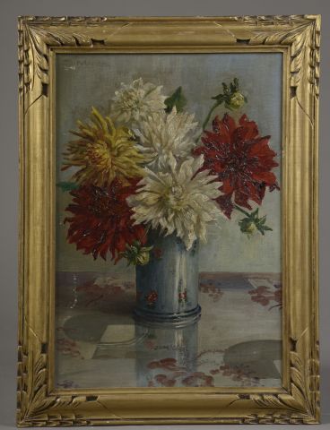  Simone MERCEY (1907-?). 
Bouquet de dahlias dans un vase. 
Huile sur toile signée...