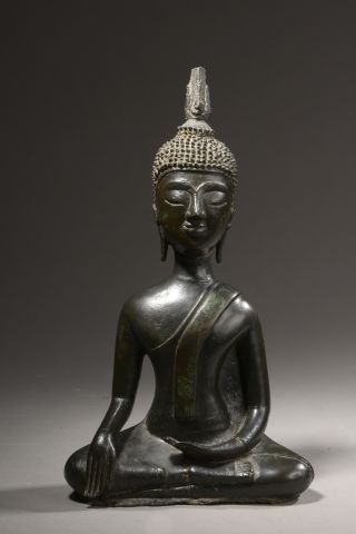 null LAOS - XVIIe siècle.

Bouddha assis en bronze patiné en position de prise de...