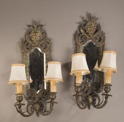  Paire d'appliques en bronze à miroir orné de godrons et deux bras de lumière formés...