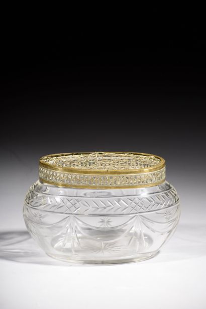Vase ovale pique-fleurs en cristal taillé,...