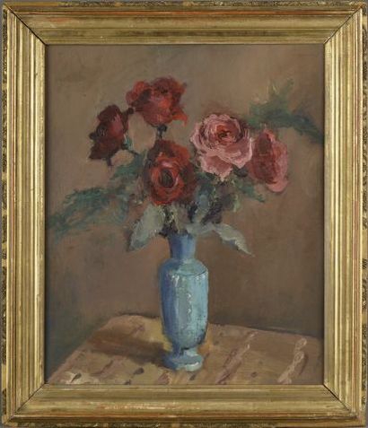 null Attributed to Paul CORPUS (1893-1980).

Bouquet of roses in a blue vase. 

Oil...