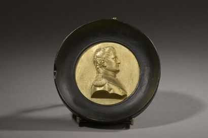 Médaillon en bronze doré représentant Napoléon...