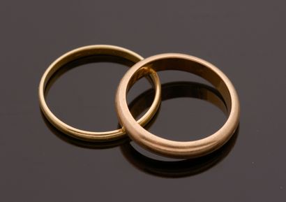 null Two wedding rings in 18k yellow gold.

Finger: 58 and 62 - Weight: 7.6 g