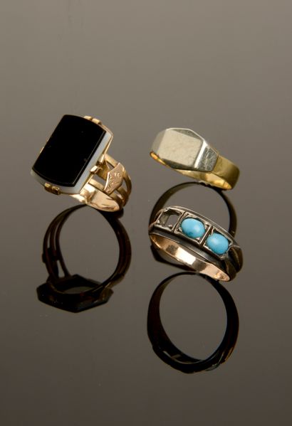 null Set of two 18k yellow gold rings comprising:

- One with a black and white agate...