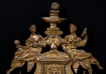 null 
Paire d'appliques en bronze naturel à décor Renaissance d'un pot à feu épaulé...