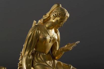 null Pendule en bronze doré à décor d'une jeune bergère lisant, assise sur le...