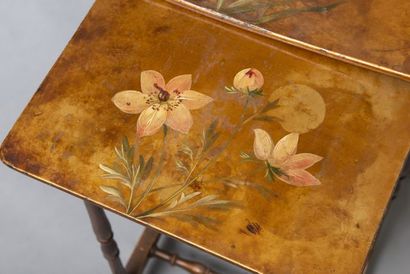 null Quatre tables gigognes en bois laqué or, les plateaux peints de fleurs polychromes...