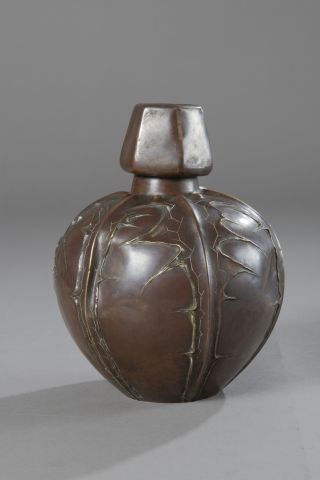 null Lucien BONVALLET (1861-1919).

Vase en cuivre repoussé et patiné à motif...