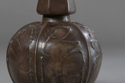 null Lucien BONVALLET (1861-1919).

Vase en cuivre repoussé et patiné à motif...