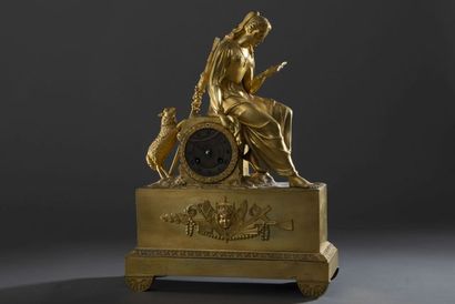 null Pendule en bronze doré à décor d'une jeune bergère lisant, assise sur le...