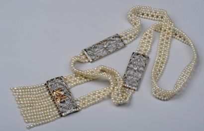 null Collier ruban de perles fines tressé, orné de deux motifs en or ajouré sertis...