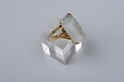 null Bague avec une aigue-marine, monture en or