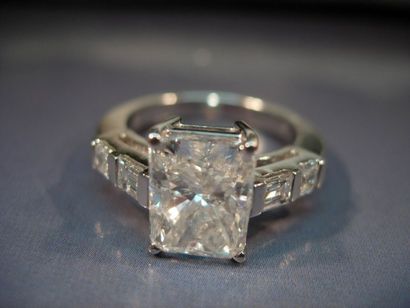 null Bague en or gris centrée d'un diamant radian de 3.04 carats épaulé de diamants...