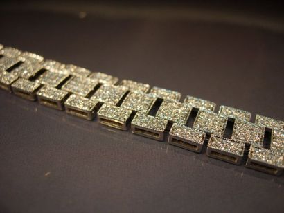 null Bracelet souple en or gris à maillons carrés pavés de diamants taille brillant...