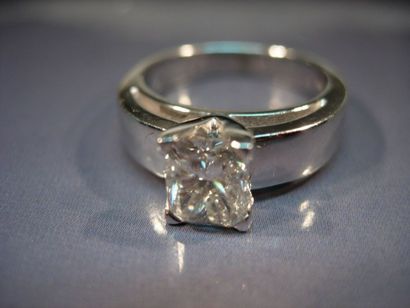 null Bague en or gris centrée d'un diamant taille princesse de 1.50 carat environ,...