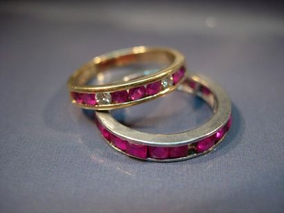 null Lot de deux anneaux en or et platine sertis de rubis calibrés (manque) et petits...