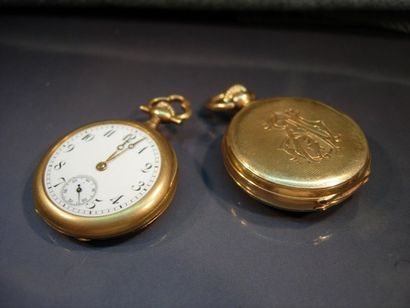 Deux montres de col en or jaune boîtiers...