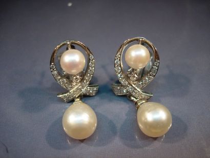 null Paire de pendants d'oreilles en or gris 14K serties de diamants et perles de...