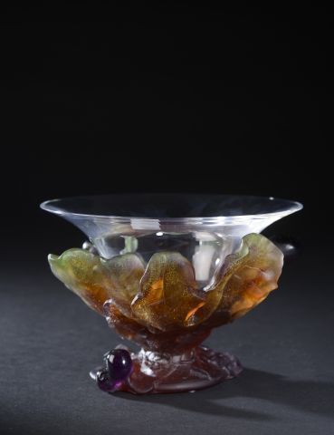 null DAUM.

Circular crystal cup resting on a pedestal with decoration in glass paste...
