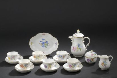 null MEISSEN - XXth century.

Porcelain coffee set with polychrome painted decoration...